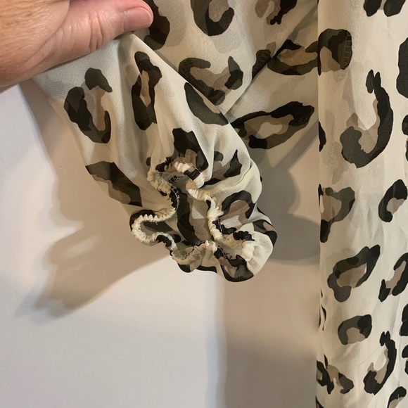 Buttons animal print top size Medium 🇺🇸Made in USA - Picture 3 of 7